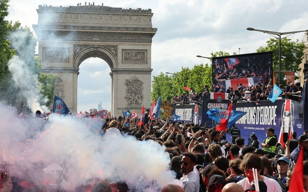 Biển người chào đón các cầu thủ PSG ăn mừng chức vô địch Champions League - 3