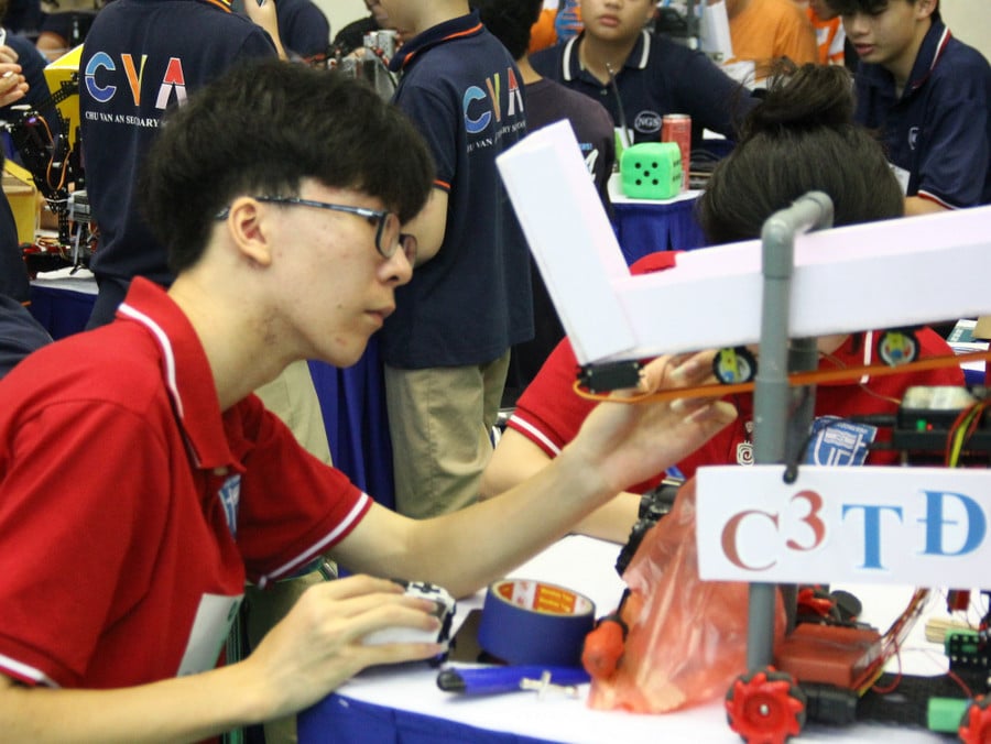 Kiểm tra lại Robot trước khi vào sàn đấu.