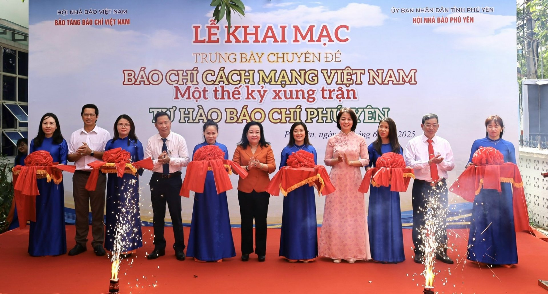 Các đồng chí: Cao Thị Hòa An, Bí thư Tỉnh ủy, Chủ tịch HĐND tỉnh; Bùi Thanh Toàn, Ủy viên Ban Thường vụ Tỉnh ủy, Bí thư Thành ủy Tuy Hòa; Trần Thanh Hưng, Phó trưởng ban thường trực Ban Tuyên giáo và Dân vận Tỉnh ủy; nhà báo Lê Mỹ Ái Linh, Quyền Giám đốc Bảo tàng Báo chí Việt Nam và nhà báo Phạm Đoàn Anh Kiệt, Phó Chủ tịch điều hành Hội Nhà báo Phú Yên cắt băng khai mạc trưng bày. Ảnh: NGỌC THẮNG 				