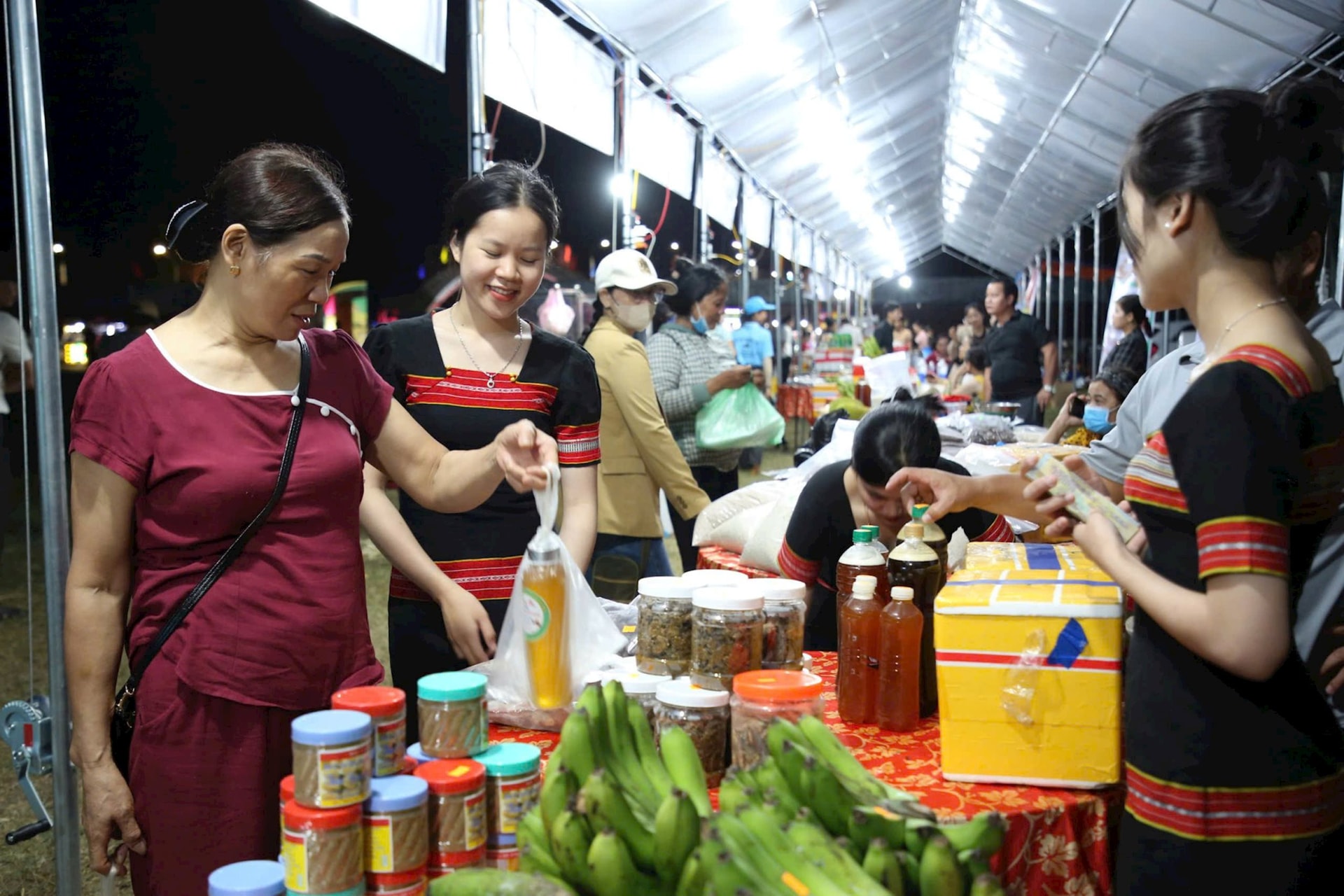 CHỢ ĐÊM NAM GIANG 5