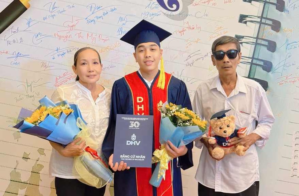 Nam sinh bật khóc nức nở trong lễ tốt nghiệp, lý do bất ngờ - 3