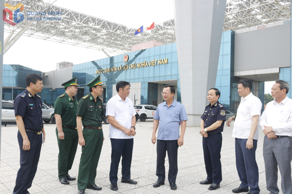Tổ công tác của Chủ tịch UBND tỉnh về cao điểm đấu tranh ngăn chặn, đẩy lùi tội phạm buôn lậu, gian lận thương mại, hàng giả kiểm tra hoạt động xuất nhập khẩu hàng hoá tại lối thông quan Cửa khẩu Cầu Bắc Luân II.