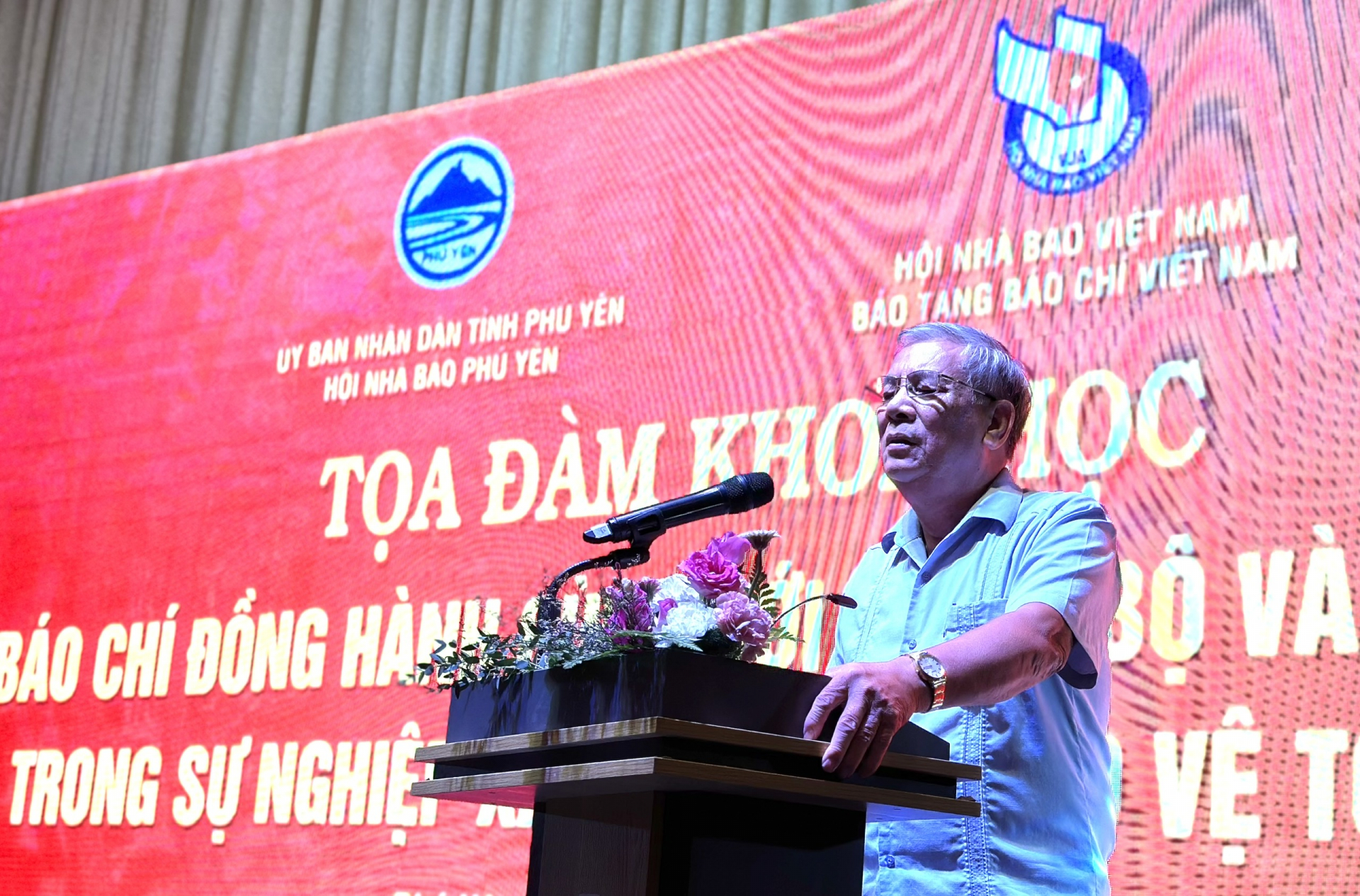 Ông Nguyễn Trung Thành, nguyên cán bộ làm công tác báo chí cách mạng Phú Yên phát biểu về làm báo trong chiến tranh. Ảnh: YÊN LAN