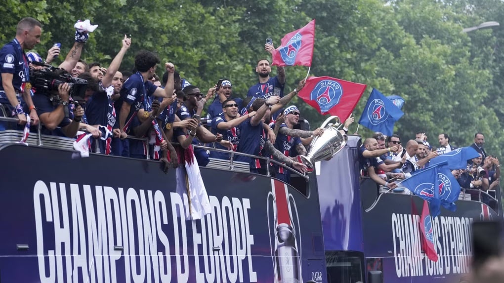 Biển người chào đón các cầu thủ PSG ăn mừng chức vô địch Champions League - 2