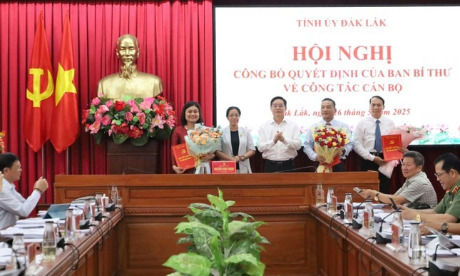 Bí thư Tỉnh ủy Nguyễn Đình Trung và Phó Bí thư Thường trực Tỉnh ủy, Chủ tịch HĐND tỉnh Huỳnh Thị Chiến Hòa trao quyết định và tặng hoa chúc mừng ba cán bộ.