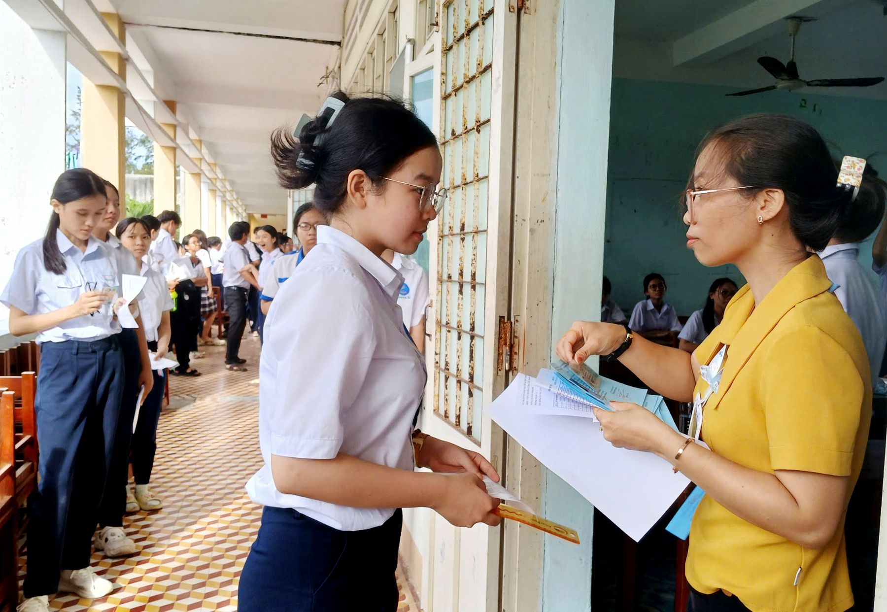 Thí sinh gọi vào phòng thi tại điểm thi Trường THPT chuyên Lương Văn Chánh. Ảnh: TRUNG HIẾU