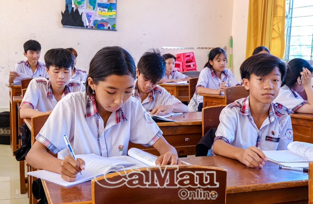 ด้วยการสนับสนุนทั้งด้านจิตวิญญาณและด้านวัตถุจากครู คิม ฮวิน ธู (ซ้าย) ได้เปลี่ยนความยากลำบากให้เป็นแรงบันดาลใจในการเอาชนะสถานการณ์ต่างๆ และมุ่งมั่นที่จะเรียนรู้อย่างต่อเนื่อง