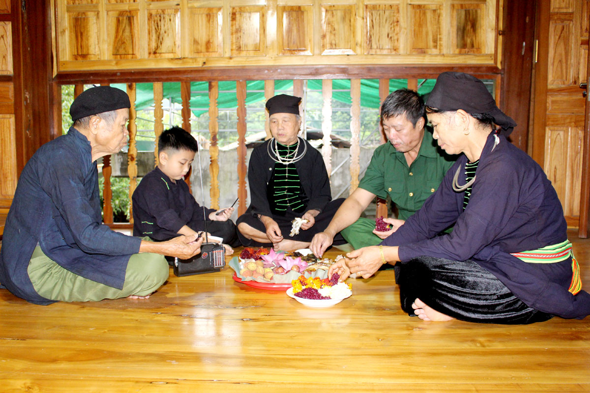 Từng miếng cá nướng thơm nức được xé miếng vừa ăn bày trên mâm, bên cạnh là những gói xôi ngũ sắc đẹp mắt. Trung tâm sẽ là đĩa hoa quả với đủ thứ quả đặc trưng của mùa này là mận, đào, vải… Từ xưa, quan niệm các món ăn trong bữa sáng mùng 5.5 đều là một vị thuốc, để bắt đầu vào bữa mọi người sẽ chia nhau ăn hoa quả trước rồi mới lần lượt đến xôi và cá.