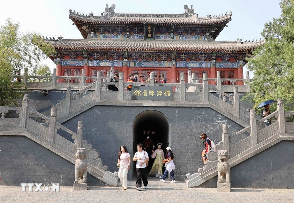 Nhiều bạn trẻ đến tham quan, tìm hiểu về ngôi chùa có lịch sử lâu đời nhất Trung Quốc này. (Ảnh: Công Tuyên/TTXVN)
