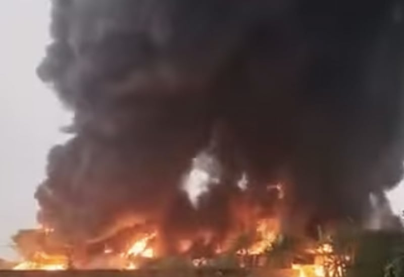 На заводе по производству пластика площадью в сотни квадратных метров в Хок Мон -0 вспыхнул огромный пожар