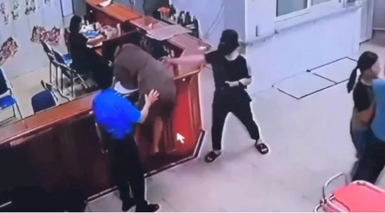 Khẩn trương điều tra, xử lý nghiêm minh người hành hung nhân viên y tế tại Nghệ An- Ảnh 1.
