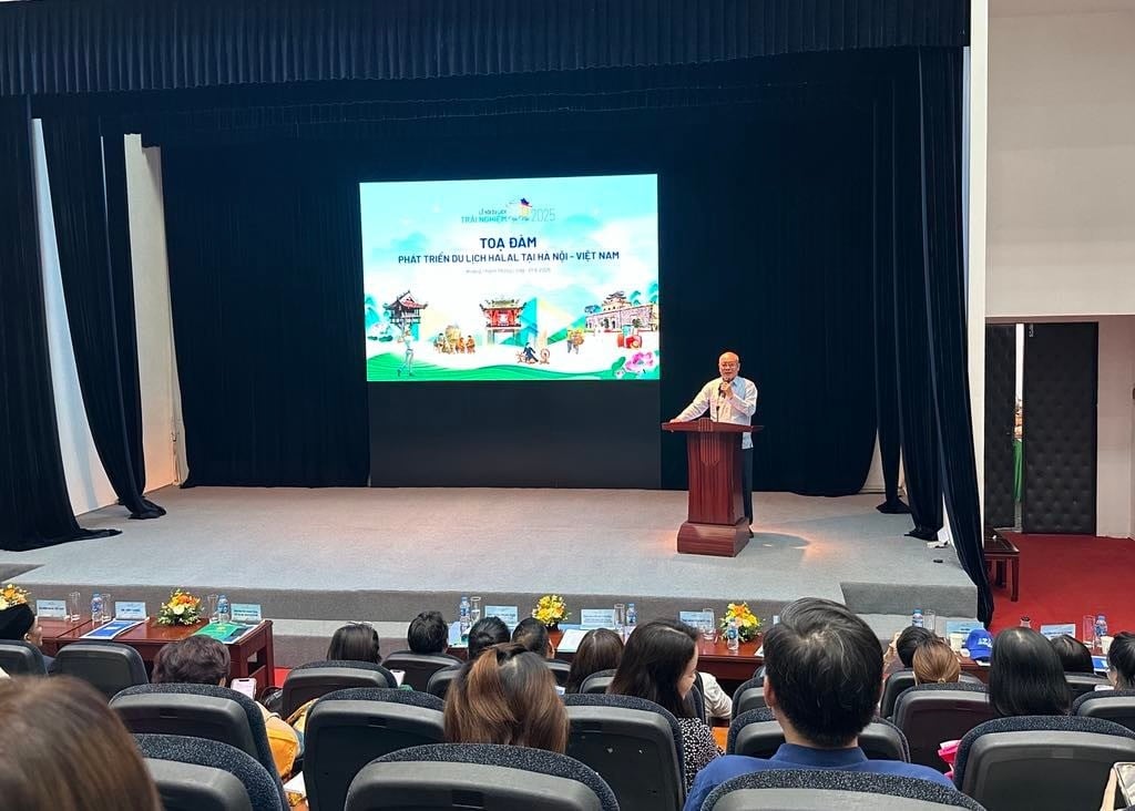 Chủ tịch Hiệp hội Du lịch Hà Nội Nguyễn Mạnh Thản phát biểu tại hội nghị.