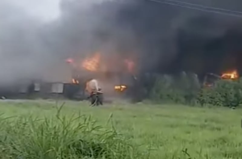 На заводе по производству пластика площадью в сотни квадратных метров в Хок Мон -0 вспыхнул огромный пожар
