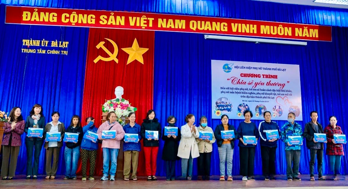 Trao tặng quà cho phụ nữ mắc bệnh hiểm nghèo