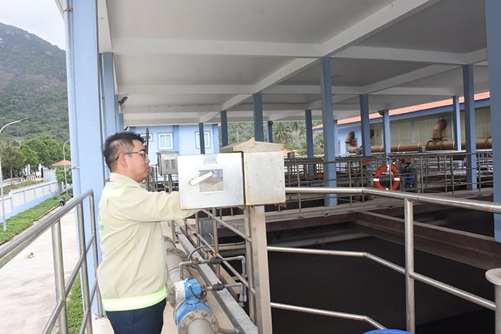 Công nhân vận hành thiết bị tại Nhà máy thu gom và xử lý nước thải khu trung tâm huyện Côn Đảo.