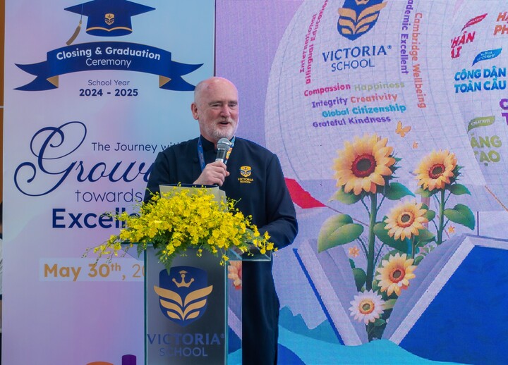 ThS. David Rynne - Tổng Hiệu trưởng Victoria School - Riverside - phát biểu tại buổi lễ.