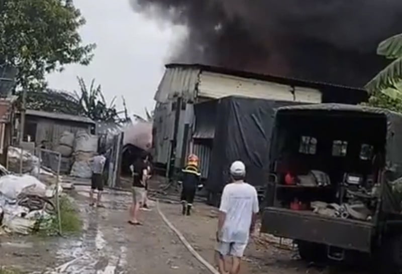 На заводе по производству пластика площадью в сотни квадратных метров в Хокмоне -1 вспыхнул огромный пожар