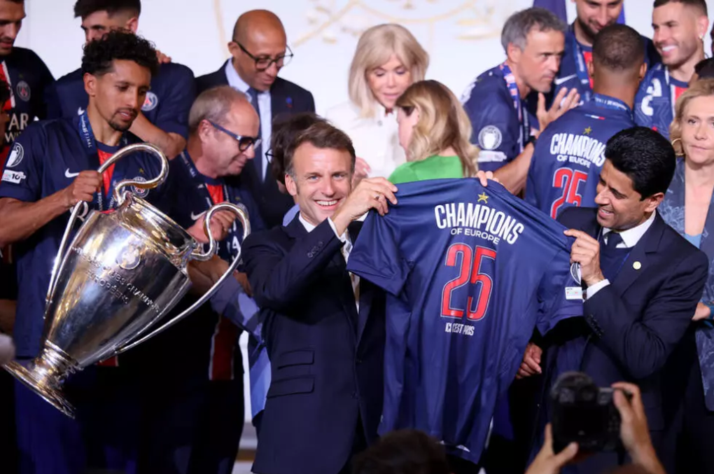 Biển người chào đón các cầu thủ PSG ăn mừng chức vô địch Champions League - 9