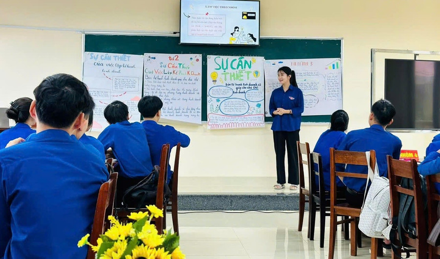Học sinh Trường THPT A Lưới (TP Huế) thuyết trình trước lớp. Ảnh: NTCC