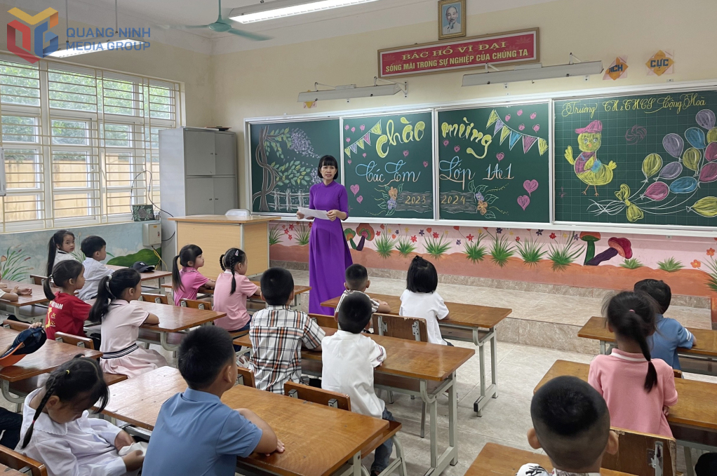 Hệ thống giáo dục các cấp học ở xã vùng đồng bào DTTS&MN trên địa bàn TP Cẩm Phả đáp ứng cơ sở vật chất phục vụ dạy và học. Ảnh: Cô và trò Trường TH&THCS xã Hải Hòa (TP Cẩm Phả) gặp gỡ, làm quen với học sinh đầu năm học 2024-2025.