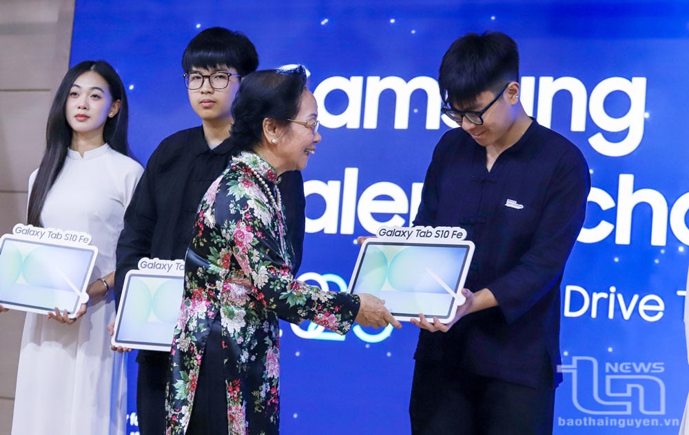 PGS, TS. Nguyễn Thị Doan trao học bổng và quà cho học sinh đạt giải quốc gia.
