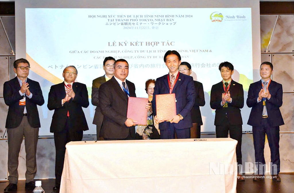 Signing of a memorandum of understanding on cooperation between Cuc Phuong Tourism Service Joint Stock Company and Japanese travel companies.