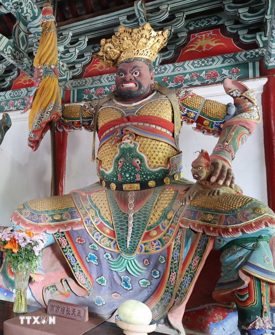 Một pho tượng cổ trong chùa. (Ảnh: Công Tuyên/TTXVN)