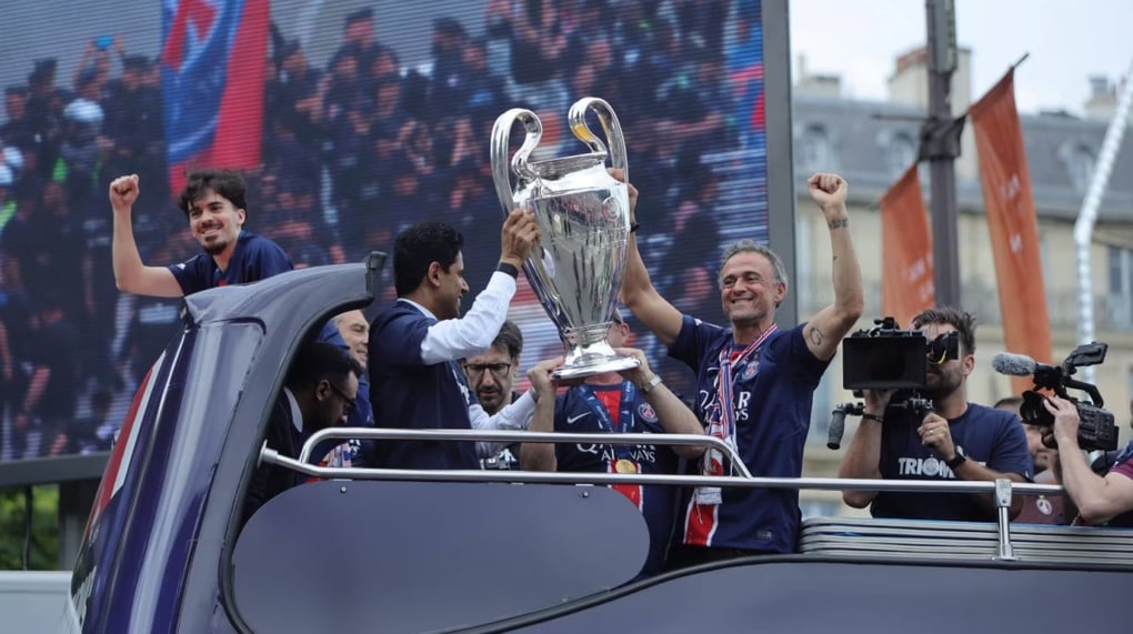 Biển người chào đón các cầu thủ PSG ăn mừng chức vô địch Champions League - 6