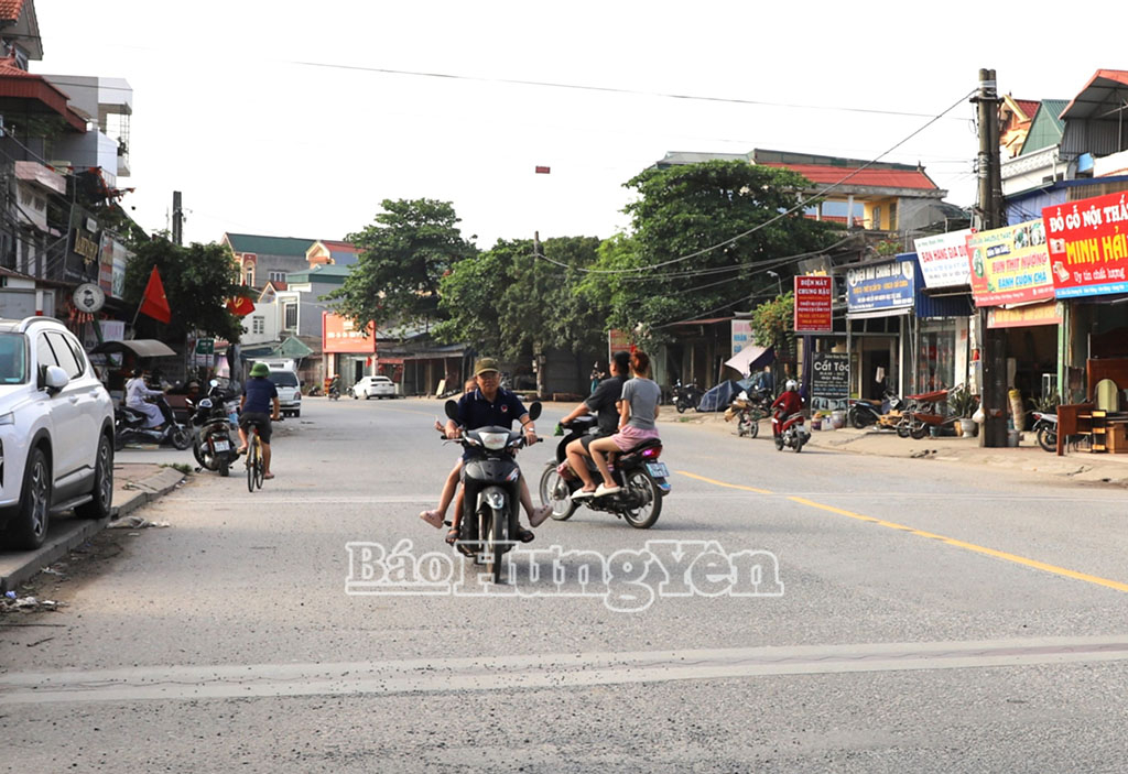 ពលរដ្ឋ​បើក​ម៉ូតូ​ទៅ​មក «​មិន​អើពើ​» លើ​គំនូស​ផ្លូវ និង​មនុស្ស​មិន​ពាក់​មួក​សុវត្ថិភាព... រូបថត​កាលពី​វេលា​ម៉ោង​៤​រសៀល ។ នៅ​ថ្ងៃ​ទី​៣០ ខែ​ឧសភា នៅ​ឃុំ​ថោន