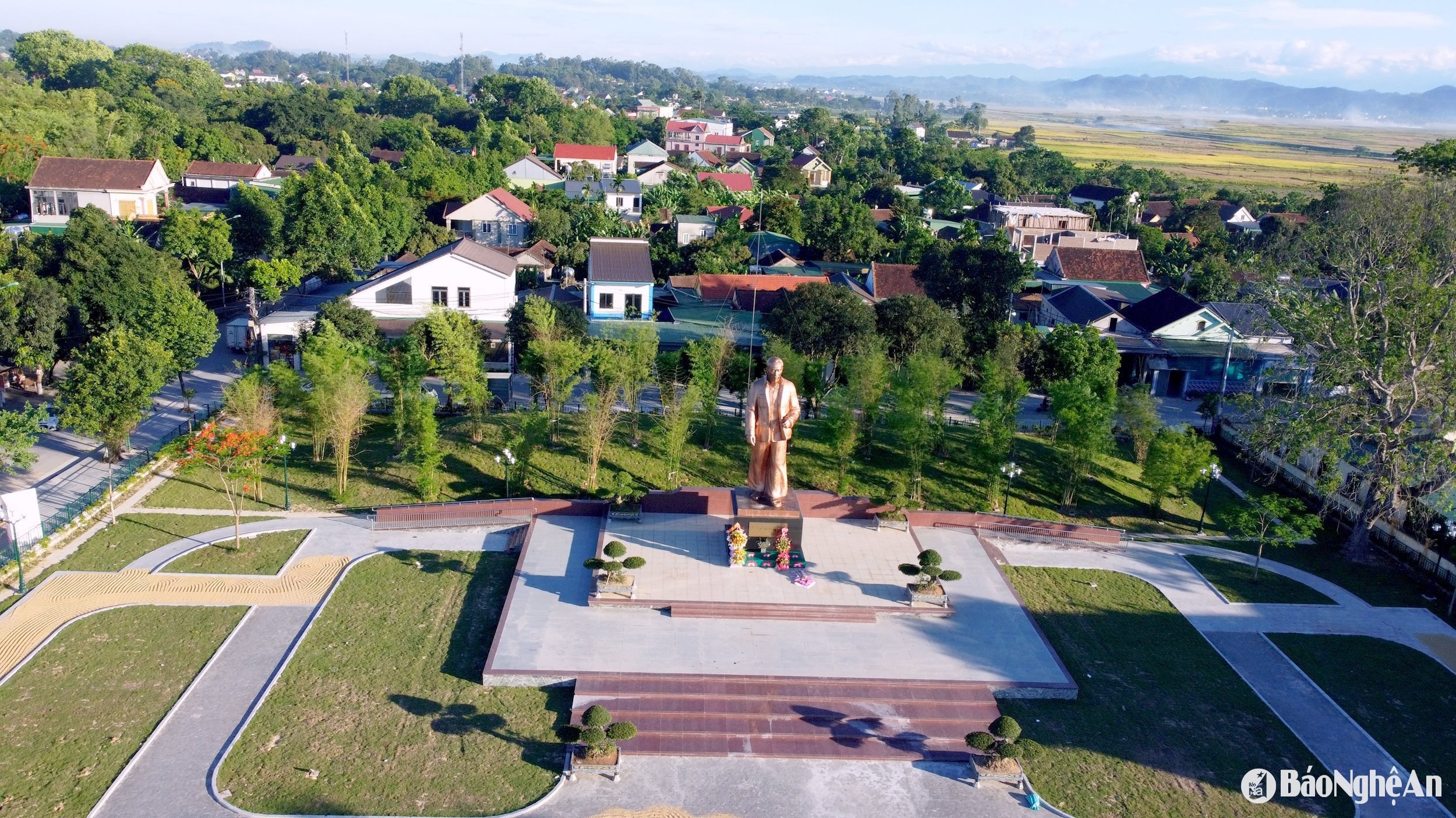 2Tượng đài Bác Hồ về thăm quê tại xã Kim Liên huyện Nam Đàn ảnh QA