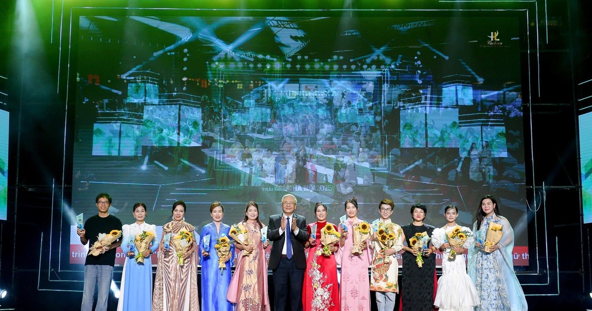 កម្មវិធីបង្ហាញម៉ូដ 'Hanoi Heritage' - ដំណើរបេតិកភណ្ឌប្រាប់ជាភាសា Ao Dai