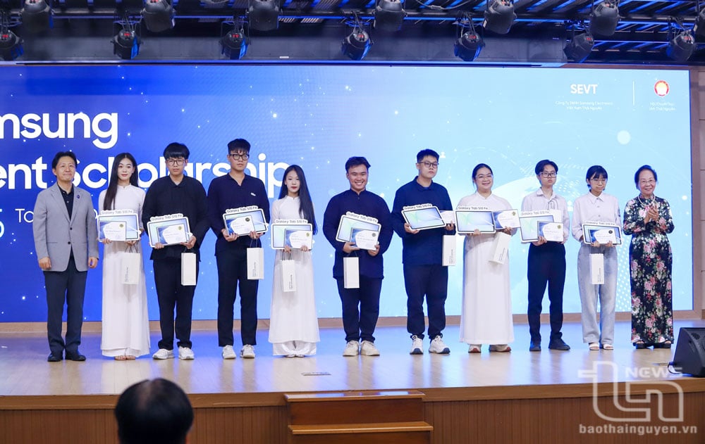 PGS, TS. Nguyễn Thị Doan và đại diện Công ty SEVT trao học bổng và quà cho học sinh đạt giải quốc gia.