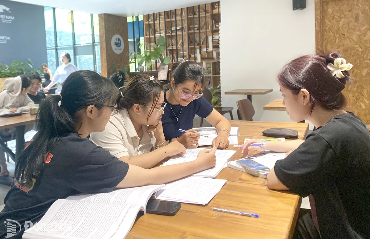 Nhóm sinh viên ngành giáo dục mầm non, Trường đại học Đồng Nai, cùng học bài tại một quán cà phê  trên đường Nguyễn Ái Quốc, phường Tân Phong, thành phố Biên Hòa. Ảnh:H.Yến

