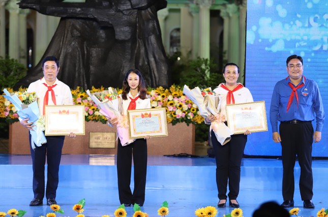 Chủ tịch TPHCM: ‘Đầu tư cho thiếu nhi là đầu tư cho tương lai' ảnh 8