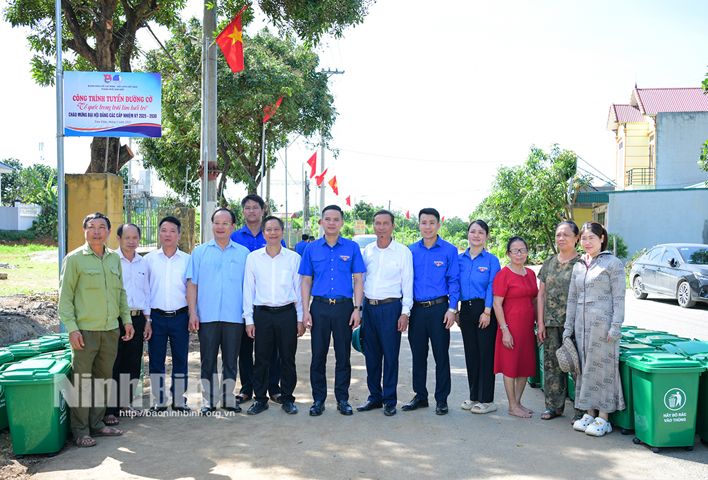 Các đại biểu và đoàn viên thanh niện dự lễ thành thành công trình đường cờ Tổ quốc tại thôn 8, Đông Sơn (thành phố Tam Điệp).