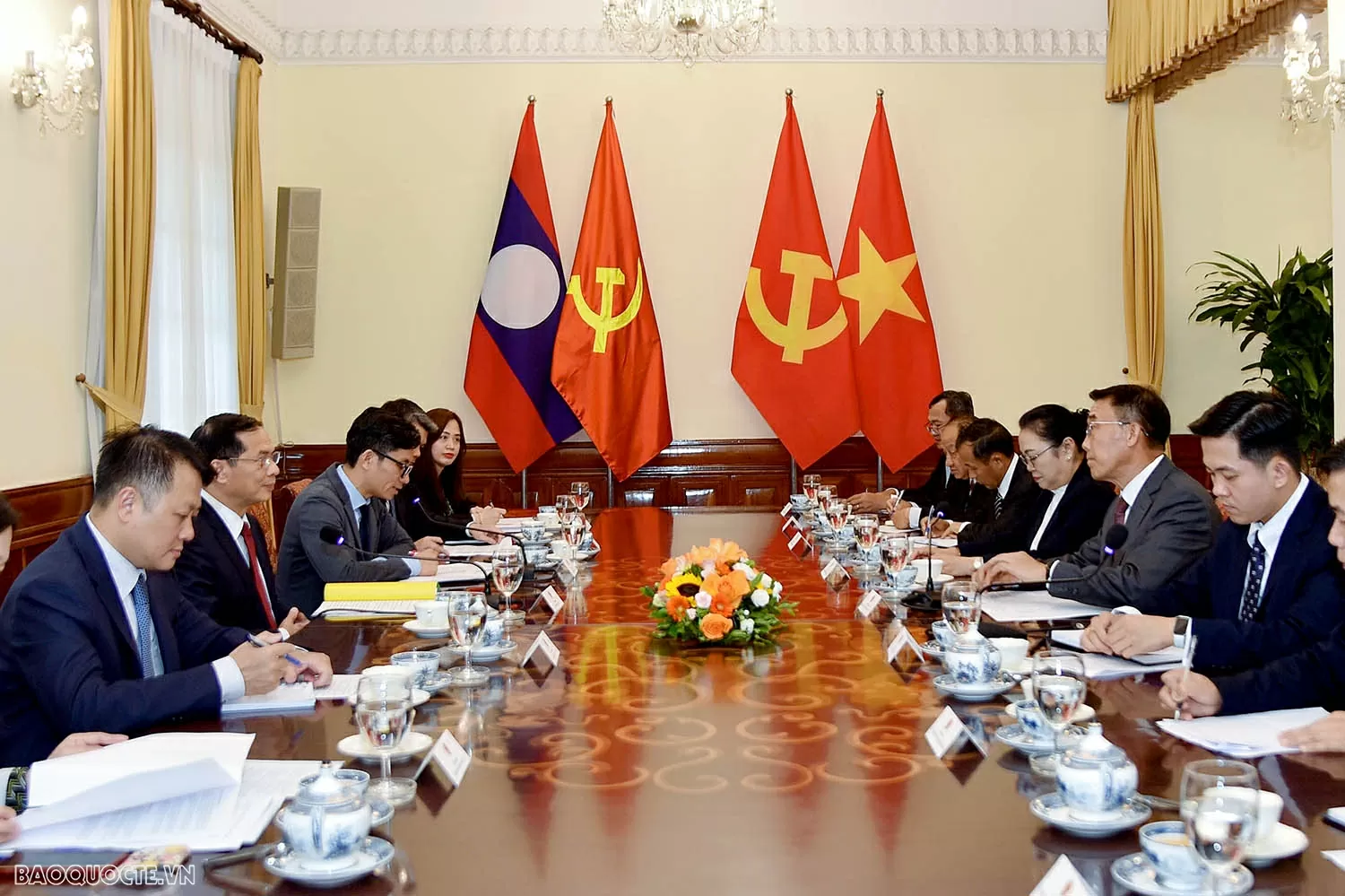 Phó Thủ tướng, Bộ trưởng Ngoại giao Bùi Thanh Sơn hội đàm với Quyền trưởng Ban Đối ngoại Trung ương Lào