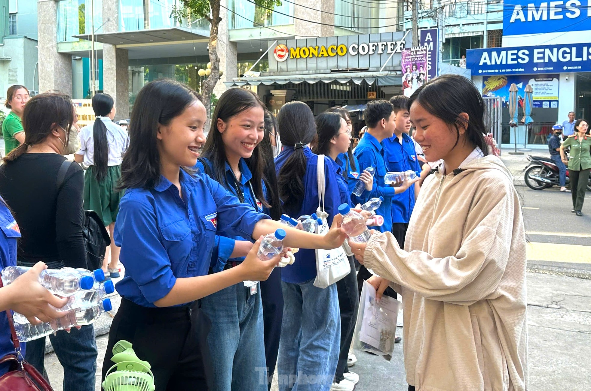 Hơn 11.000 thí sinh Đà Nẵng thi lớp 10 trong thời tiết nóng bức ảnh 4