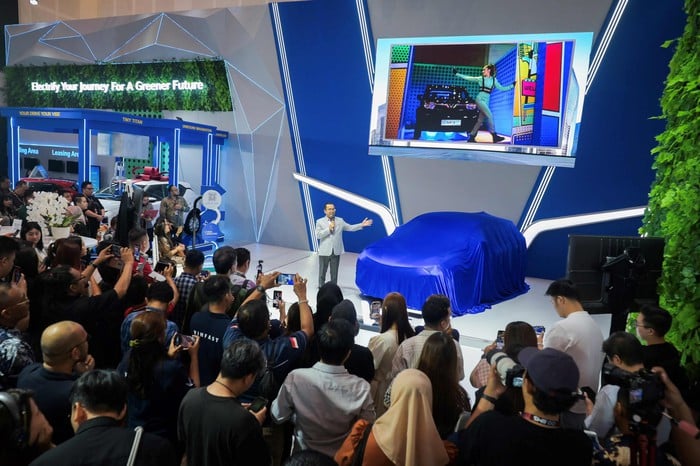 VinFast は IIMS スラバヤ 2025 で 4 つの賞を獲得して記録を樹立、VF 3 は「最優秀都市型電気自動車」に選ばれました - 写真 2。