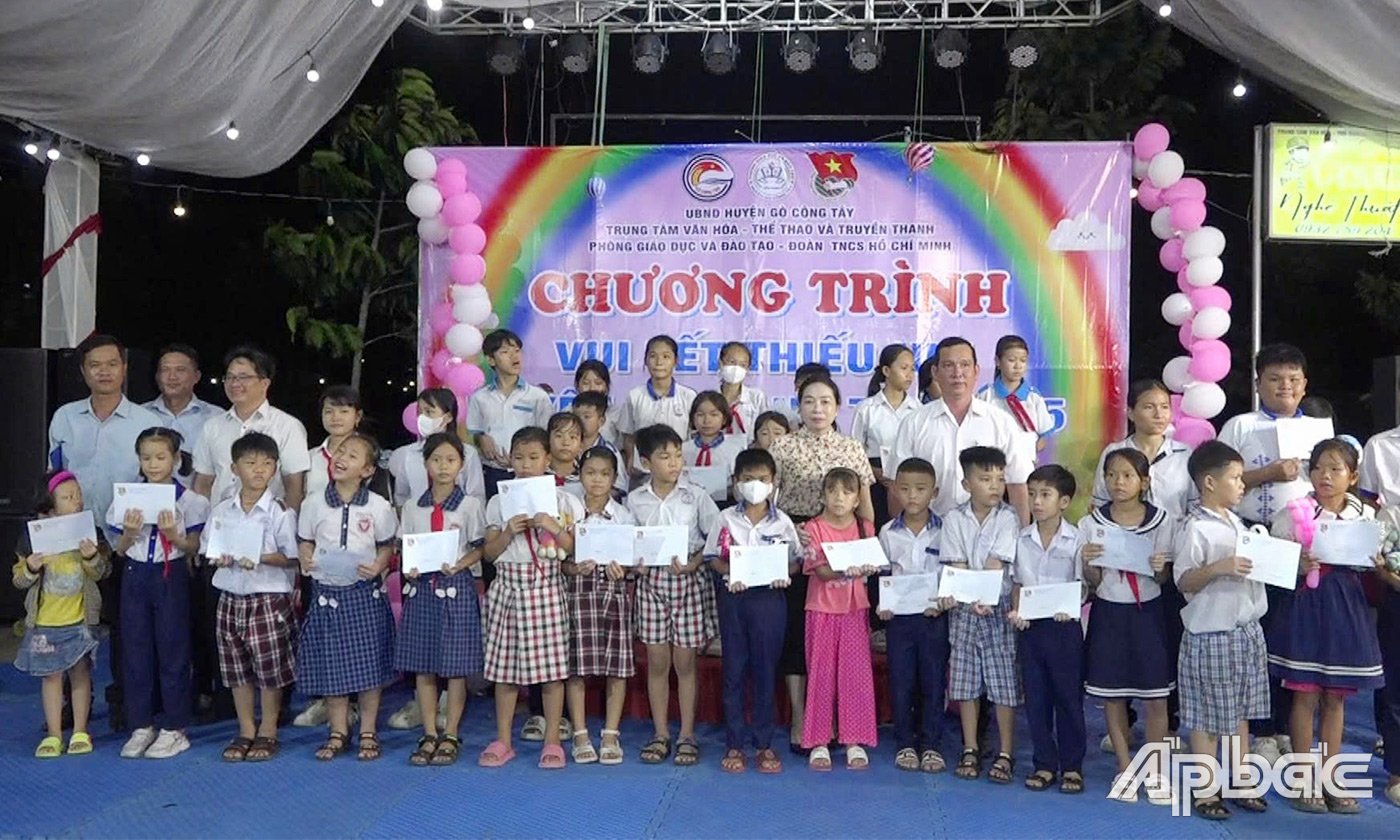 Trao học bỗng cho các em học sinh
