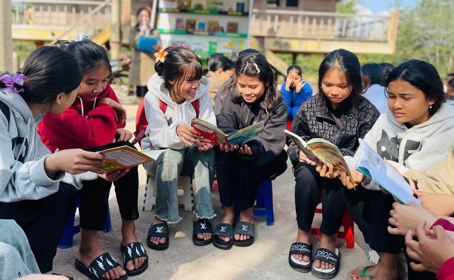 Học sinh Trường Tiểu học - THCS A Xing (Hướng Hóa, Quảng Trị) đọc sách, nâng cao văn hóa đọc. Ảnh: NTCC