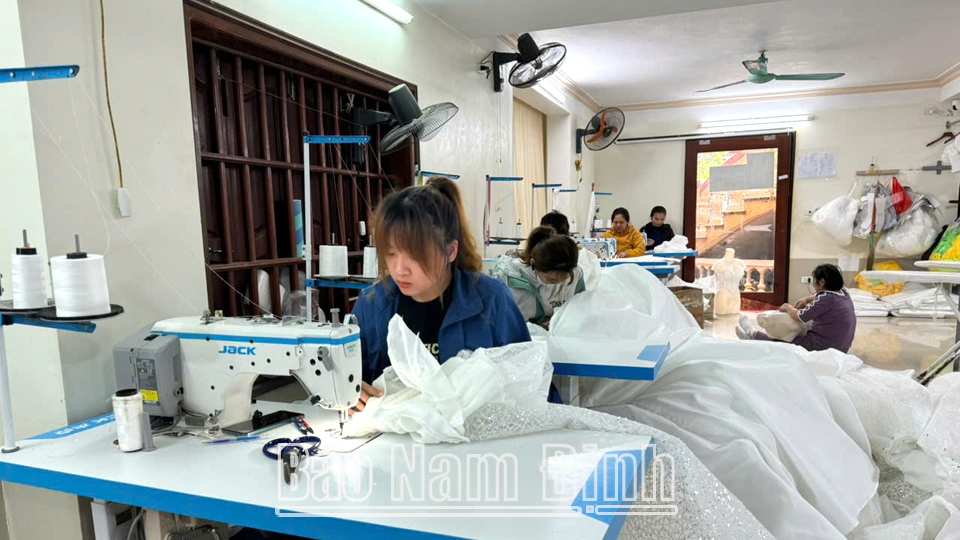 Cơ sở may váy cưới của chị Đinh Thị Xuân, xã Giao Lạc (Giao Thuỷ) mang lại hiệu quả kinh tế cao.