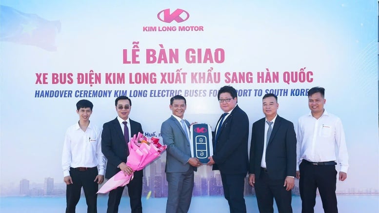 Xe bus điện 'made in Vietnam' chính thức lăn bánh tại Hàn Quốc- Ảnh 1.