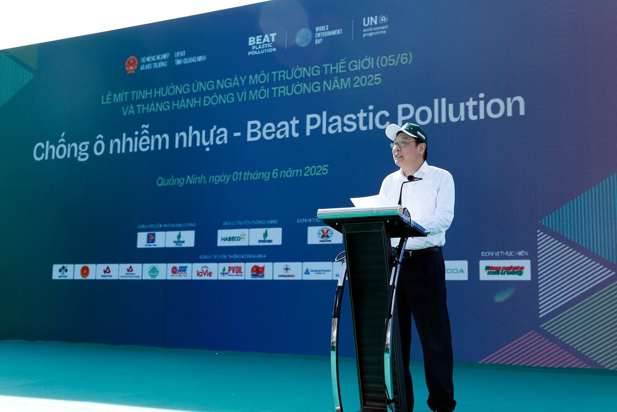 Le vice-ministre de l'Agriculture et de l'Environnement, Le Cong Thanh, s'exprime lors du rassemblement en réponse à la Journée mondiale de l'environnement 2025. Photo : Khuong Trung.