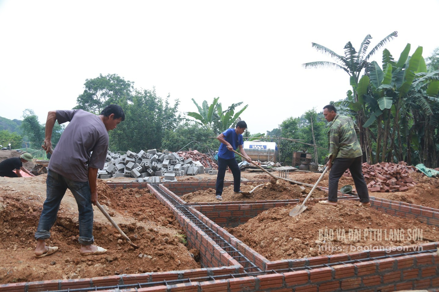 Tổ thợ thi công nhà cho hộ dân ở thôn Yên Sơn, xã Yên Trạch, huyện Cao Lộc - hộ bị ảnh hưởng bởi thiên tai được hỗ trợ xóa nhà tạm, nhà dột nát 