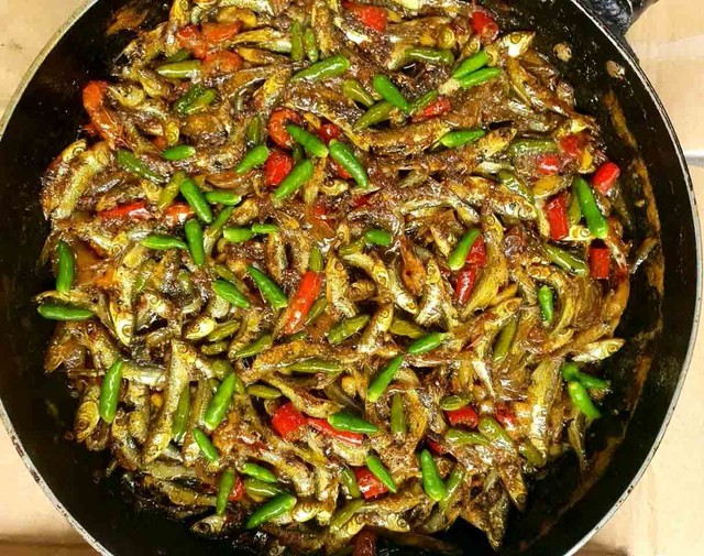 Hương vị quê hương: Cá lòng tong kho rim mộc mạc, đằm sâu - Ảnh 1.