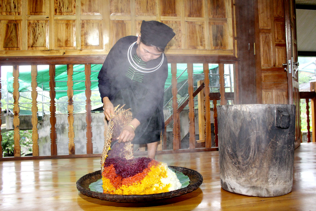 Xôi ngũ sắc không thể thiếu trong ngày Tết Đoan Ngọ của người Tày. Những chõ xôi nóng hổi, nghi ngút khói là thành quả của sự chuẩn bị kỹ lưỡng từ ngày hôm trước, thể hiện sự khéo léo, tỉ mỉ và lòng thành kính của người Tày đối với tổ tiên và trời đất.
