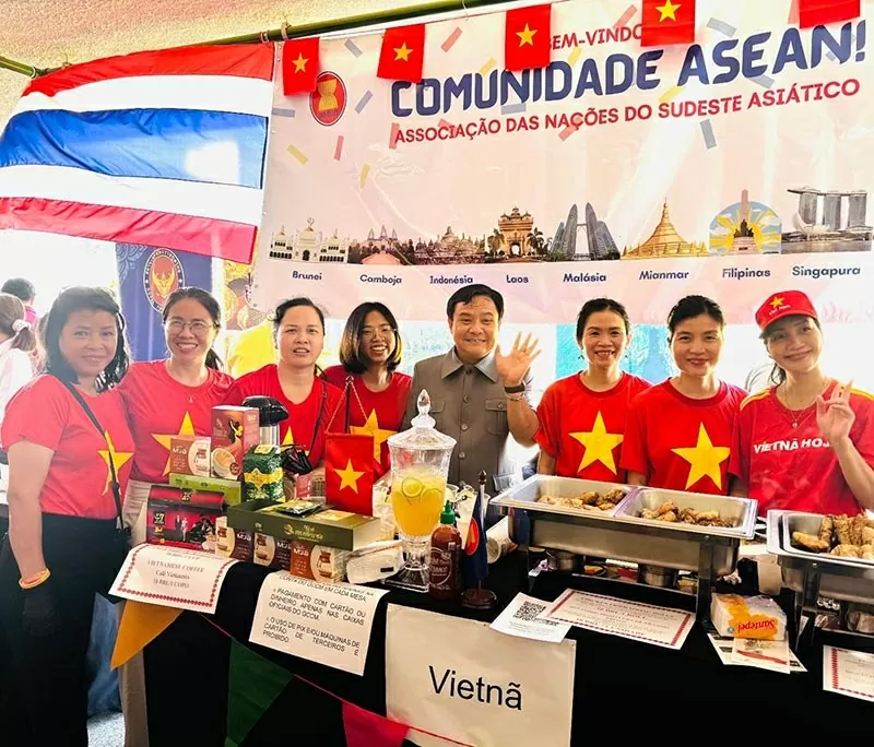 Đại sứ cùng các cán bộ, phu nhân Đại sứ quán và Văn phòng Tùy viên Quốc phòng Việt Nam tại Brazil tham gia Hội chợ.