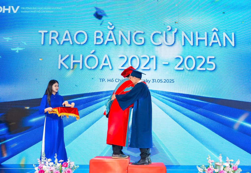 Nam sinh bật khóc nức nở trong lễ tốt nghiệp, lý do bất ngờ - 2