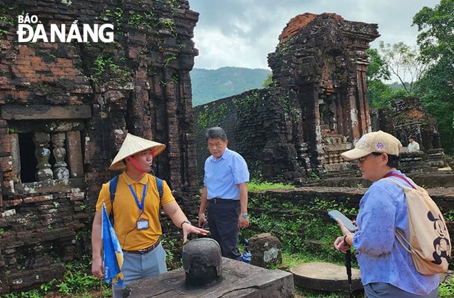 Quảng Nam có nhiều di sản văn hóa thu hút du khách, sau khi hợp nhất với thành phố Đà Nẵng sẽ thúc đẩy phát triển ngành du lịch.  Trong ảnh: Du khách tham quan thánh địa Mỹ Sơn. Ảnh: NGỌC HÀ