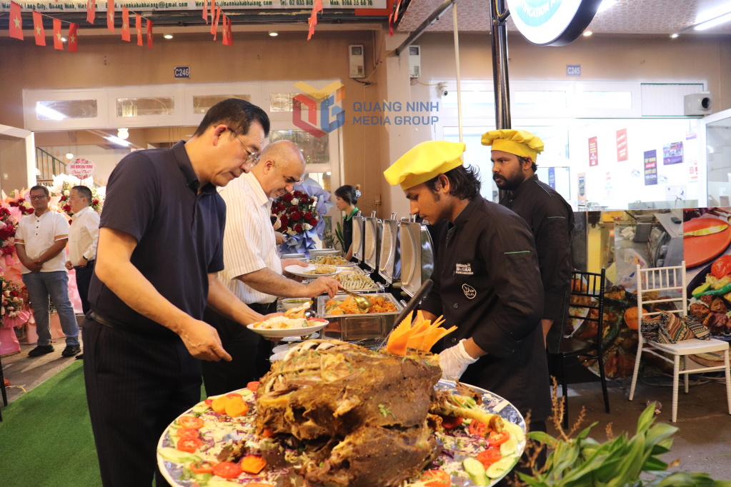 Người dân và du khách trải nghiệm ẩm thực Halal tại TP Hạ Long. 